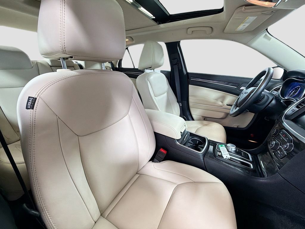 Used 2016 Chrysler 300 Limited image 31
