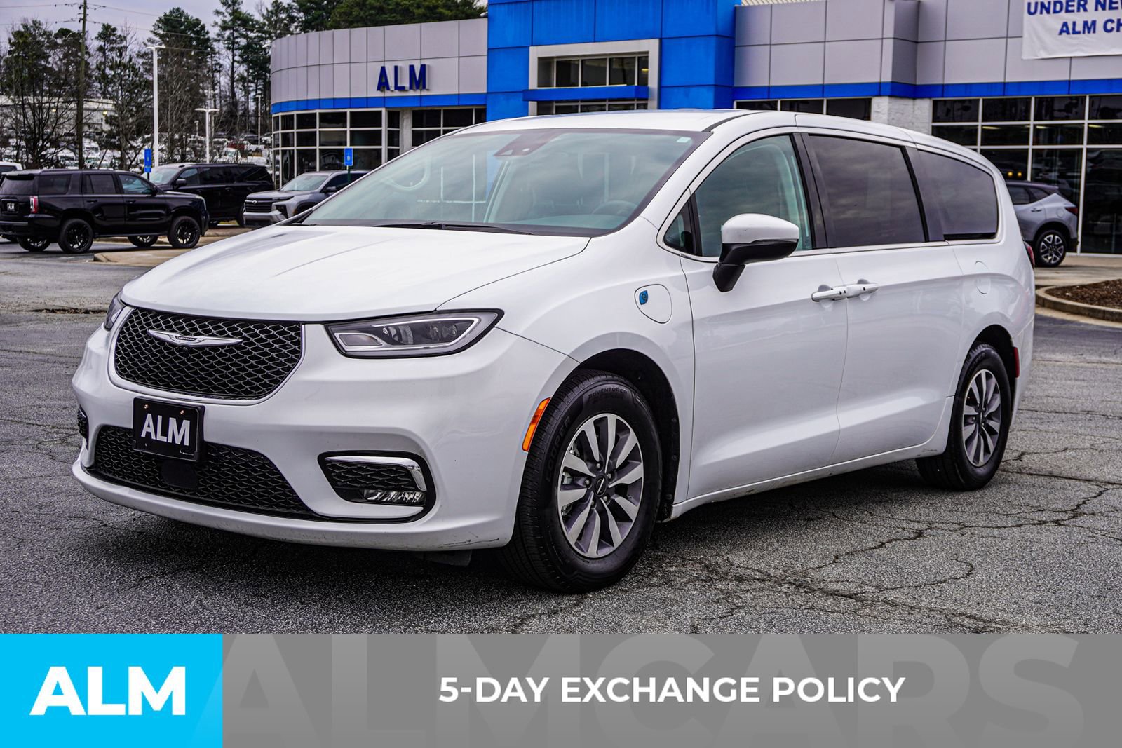Used 2023 Chrysler Pacifica Touring-L image 5