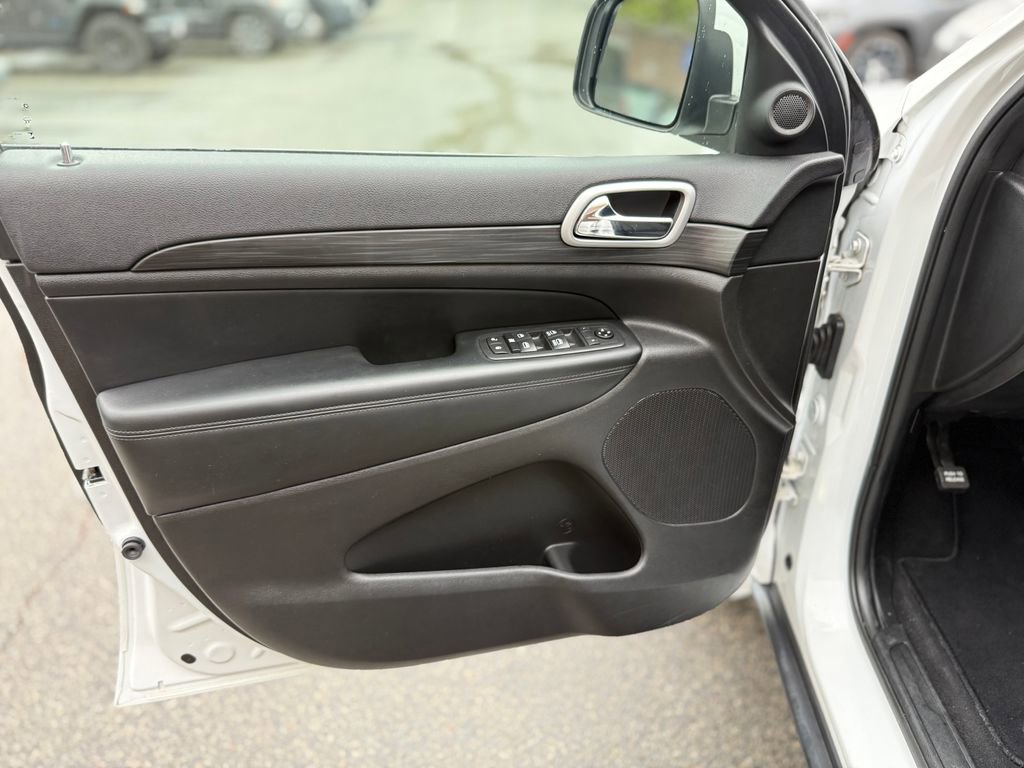 Used 2020 Jeep Grand Cherokee Laredo AWD/4WD image 18