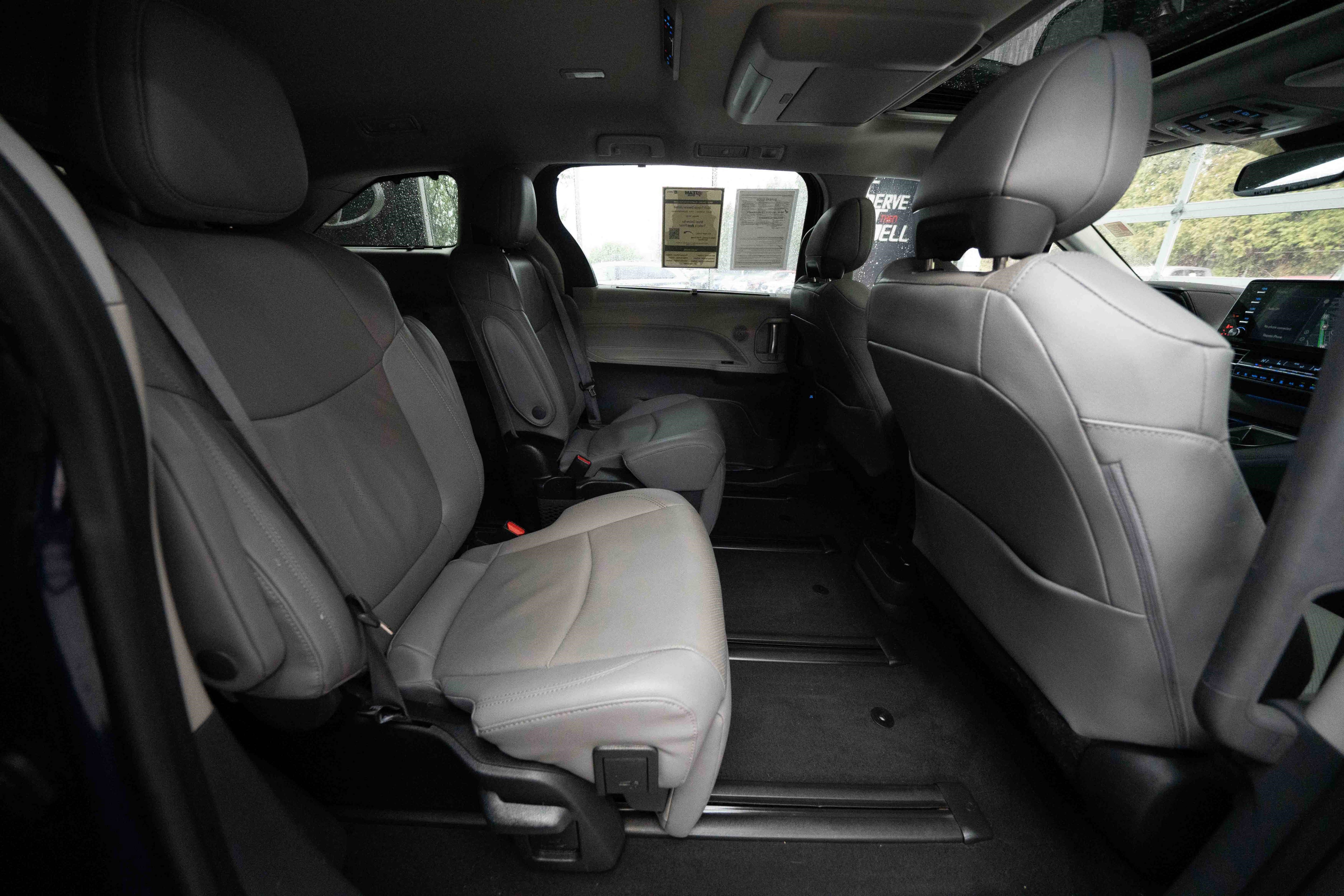 Used 2023 Toyota Sienna Limited image 26