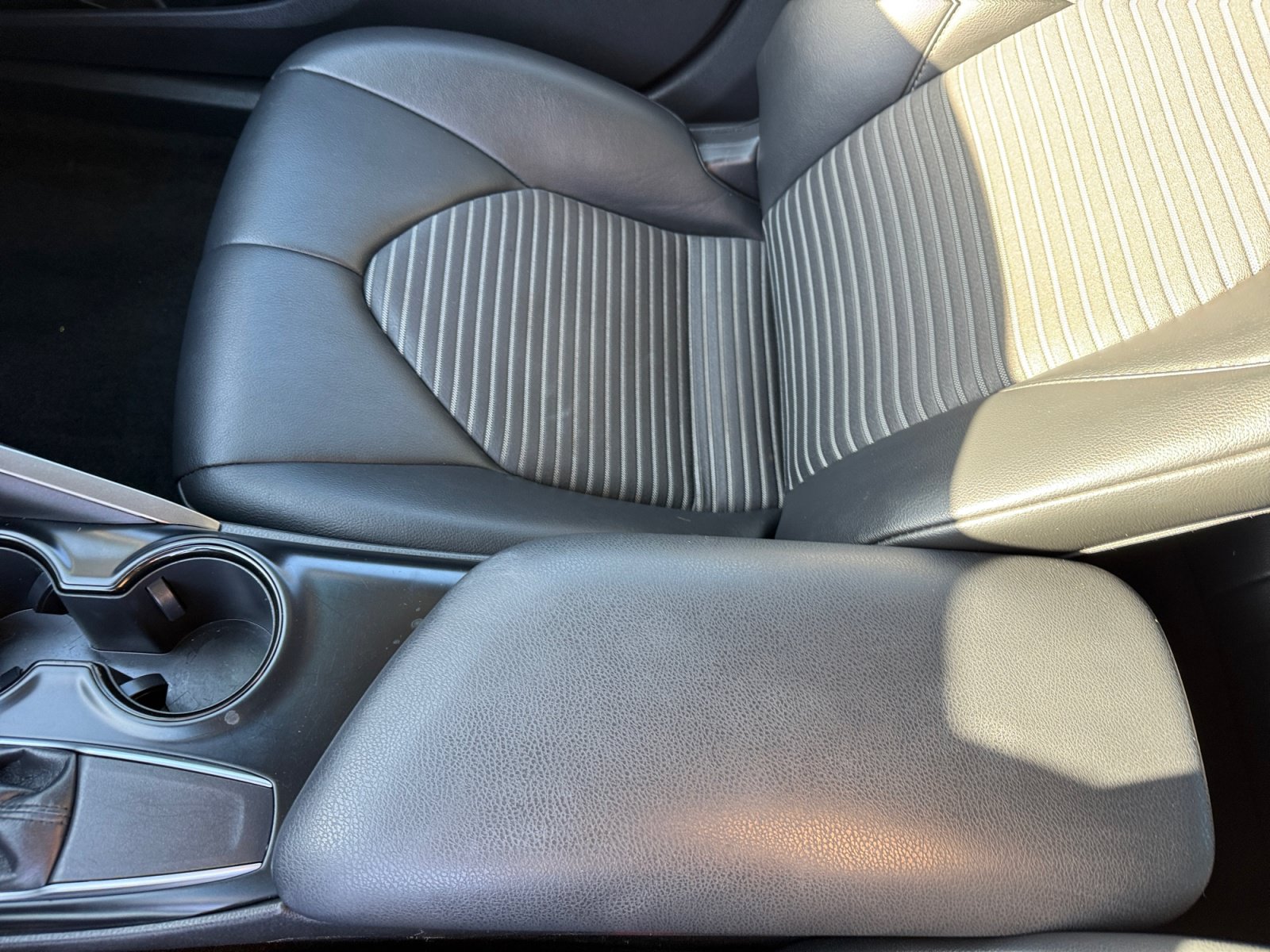 Used 2018 Toyota Camry SE FWD image 14