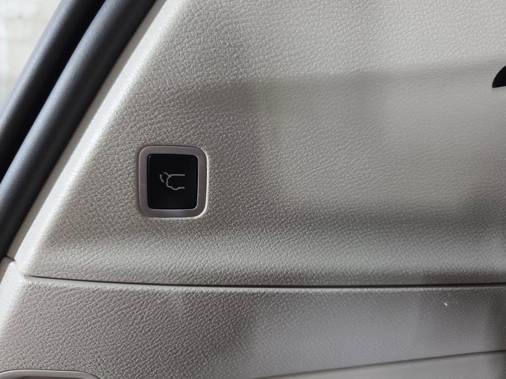 Used 2023 Chrysler Pacifica Touring-L FWD image 16