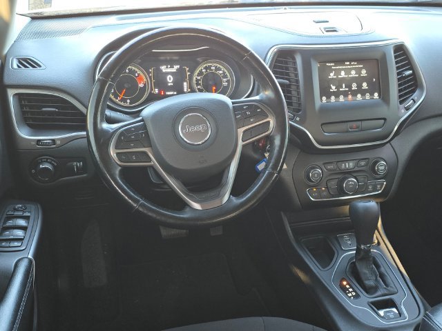 Used 2020 Jeep Cherokee Latitude w/ Cold Weather Group FWD image 11