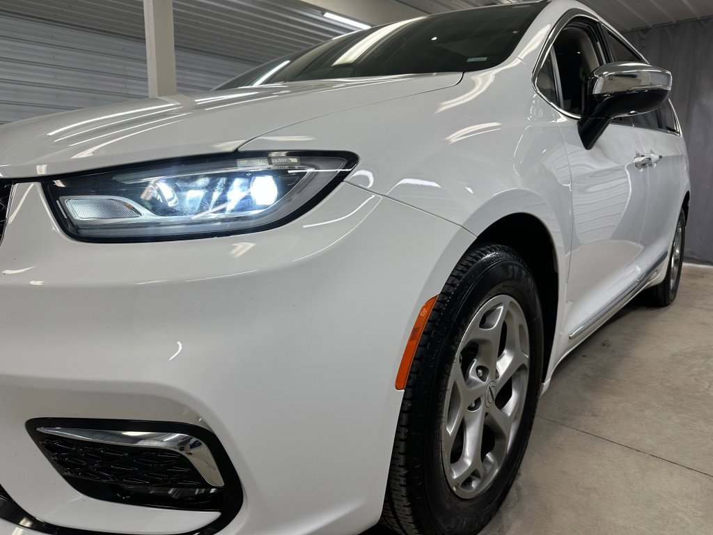 Used 2023 Chrysler Pacifica Limited image 35