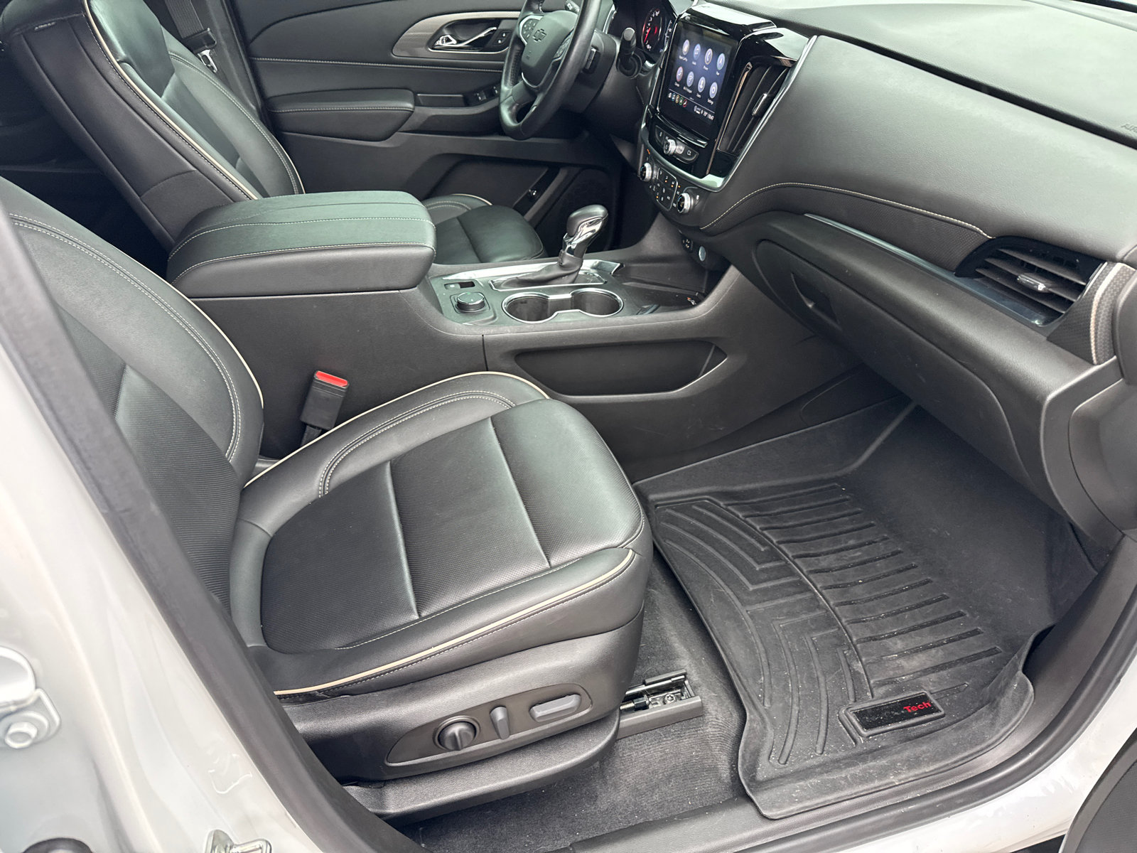 Used 2022 Chevrolet Traverse Premier w/ Redline Edition FWD image 16
