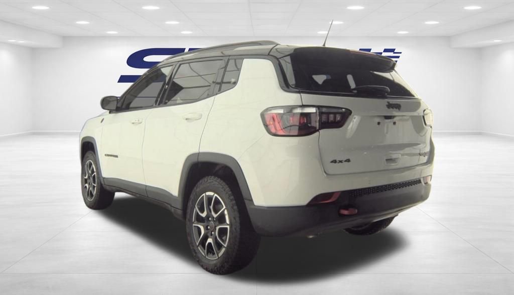 Used 2025 Jeep Compass Trailhawk image 8