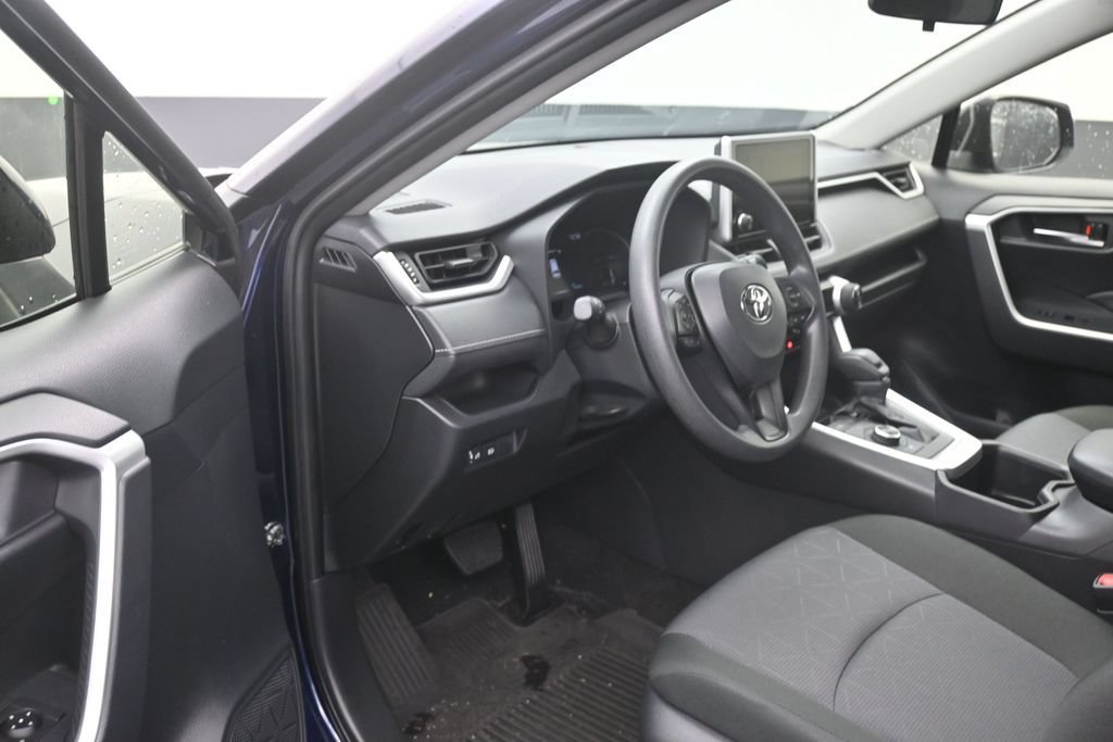 Used 2025 Toyota RAV4 XLE AWD/4WD image 10