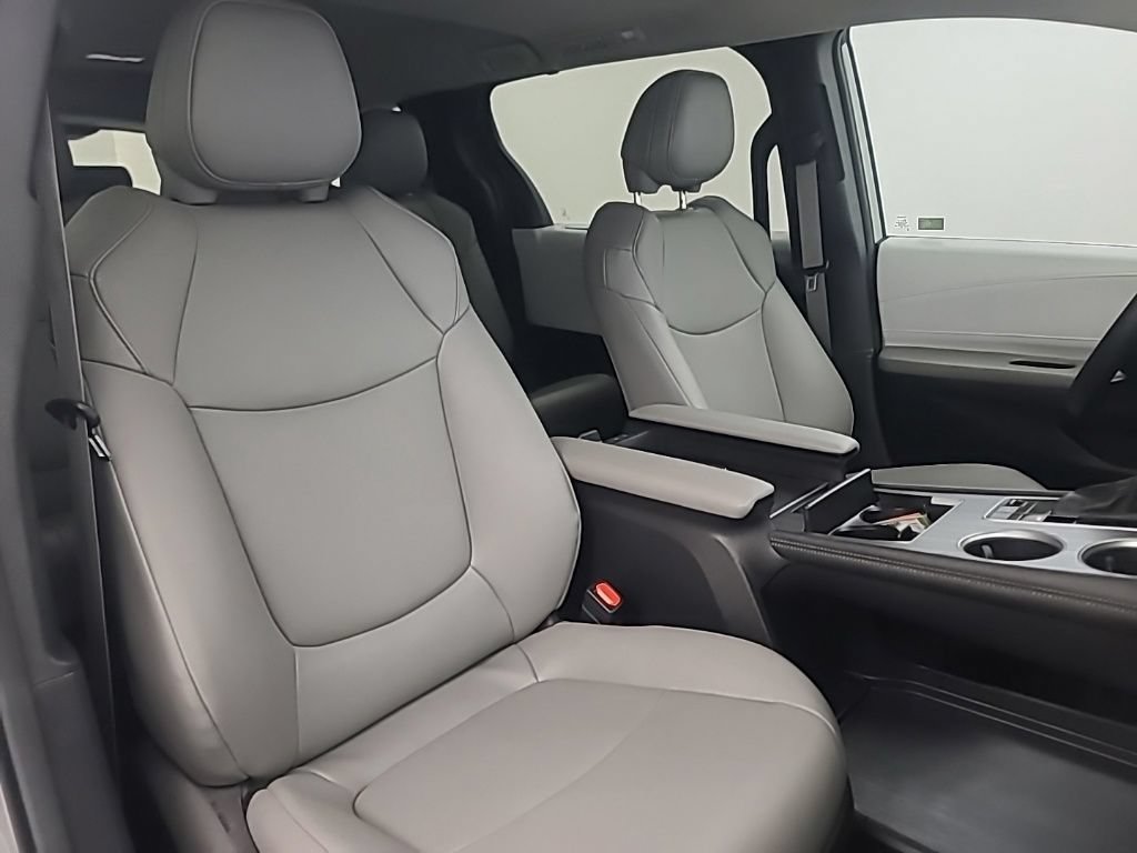 Used 2025 Toyota Sienna XLE FWD image 17