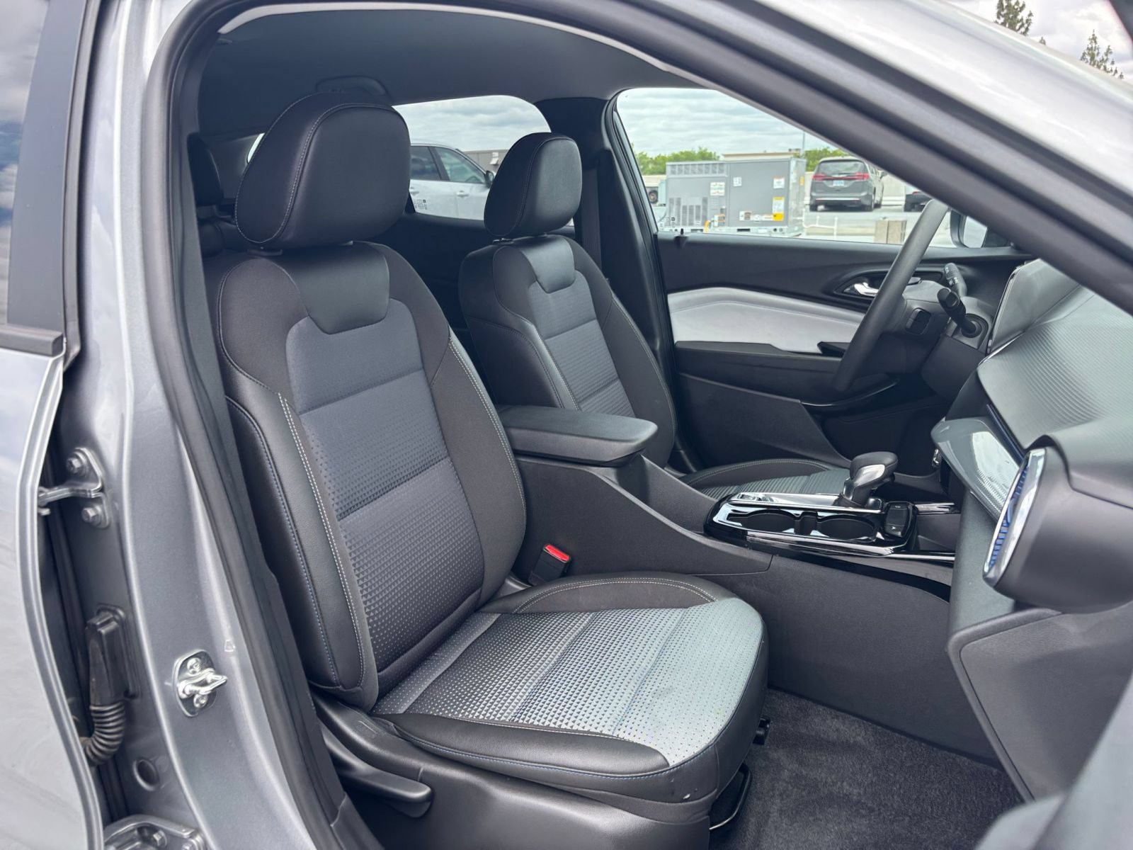 Used 2025 Chevrolet Trax LT FWD image 34