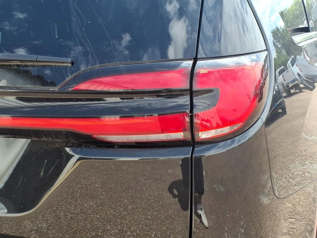 Used 2024 Chrysler Pacifica Limited FWD image 9