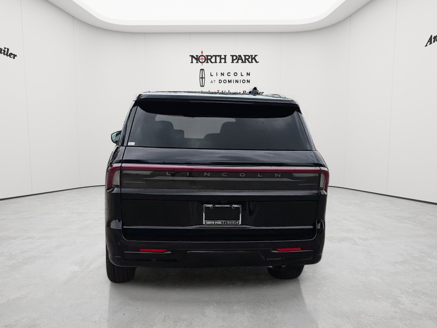 New 2026 Lincoln Navigator Reserve w/ Jet Appearance Package AWD/4WD image 4
