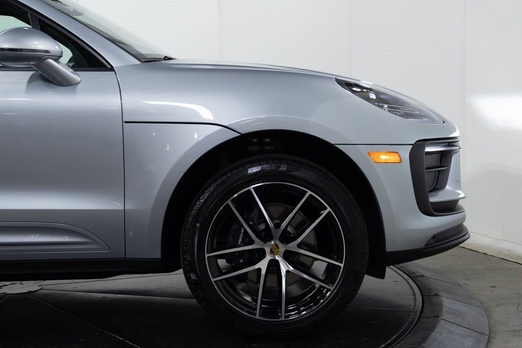 Certified 2025 Porsche Macan image 11