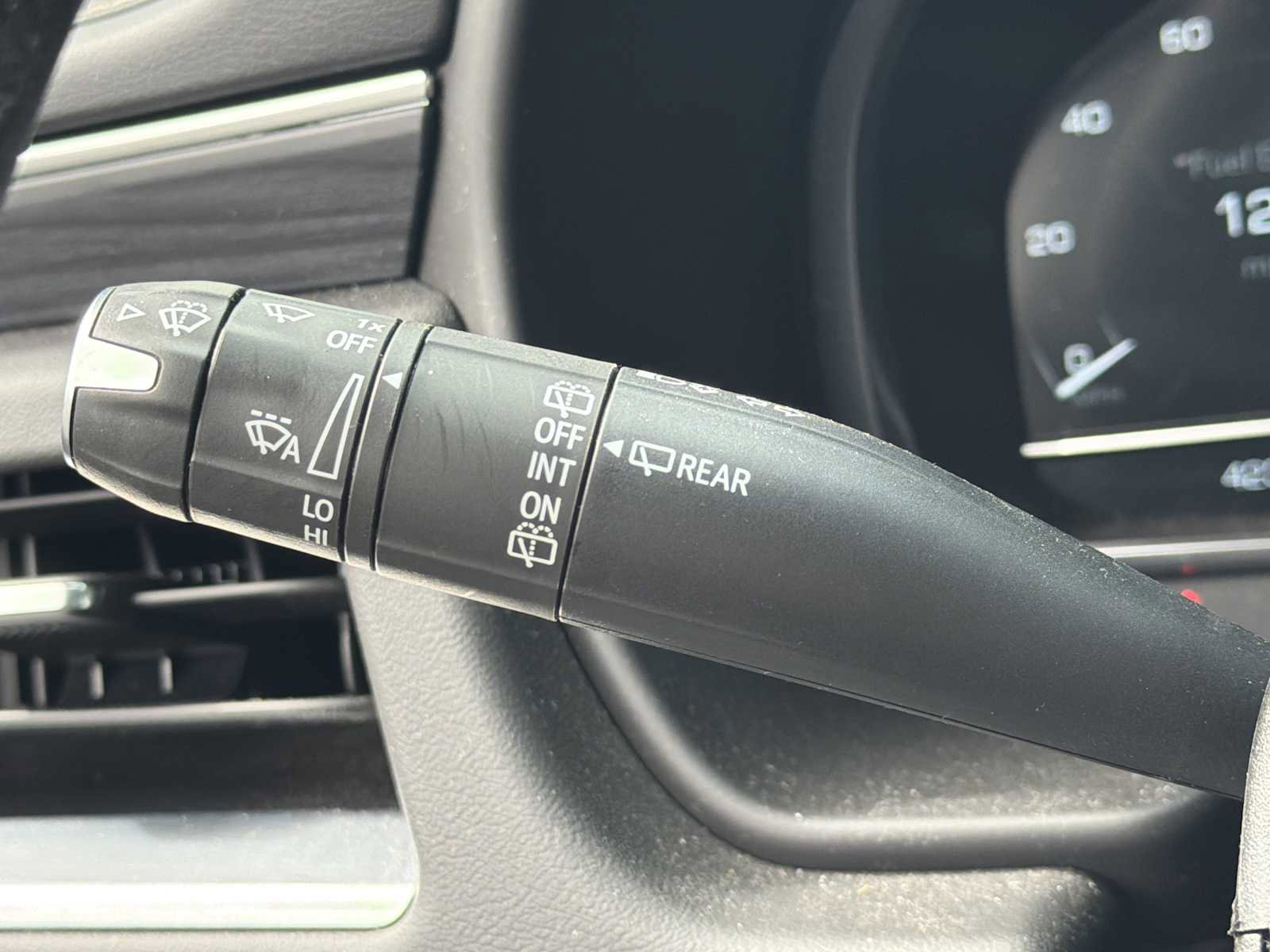 Used 2023 GMC Yukon XL SLT image 15