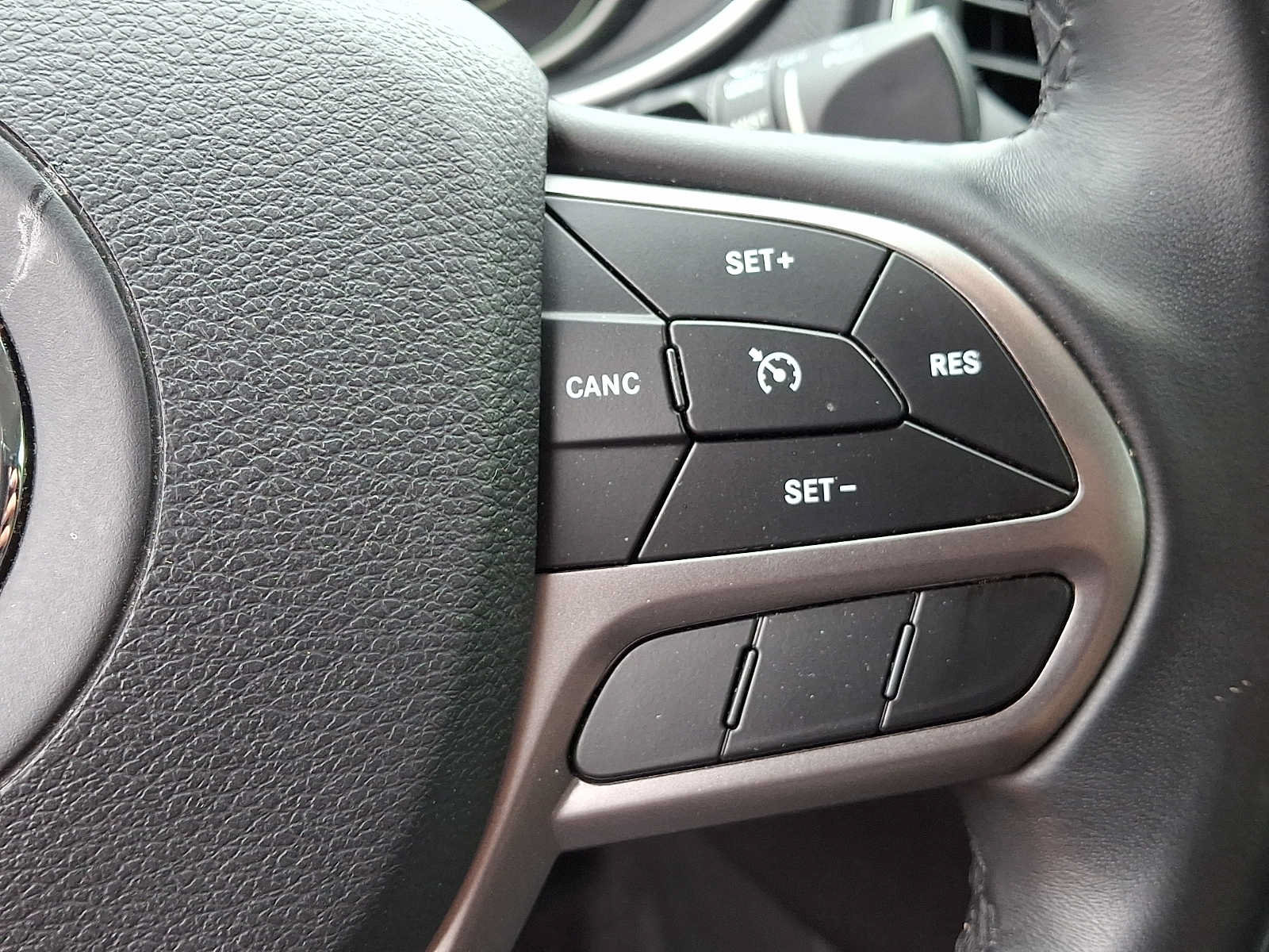 Used 2019 Jeep Cherokee Latitude Plus AWD/4WD image 22