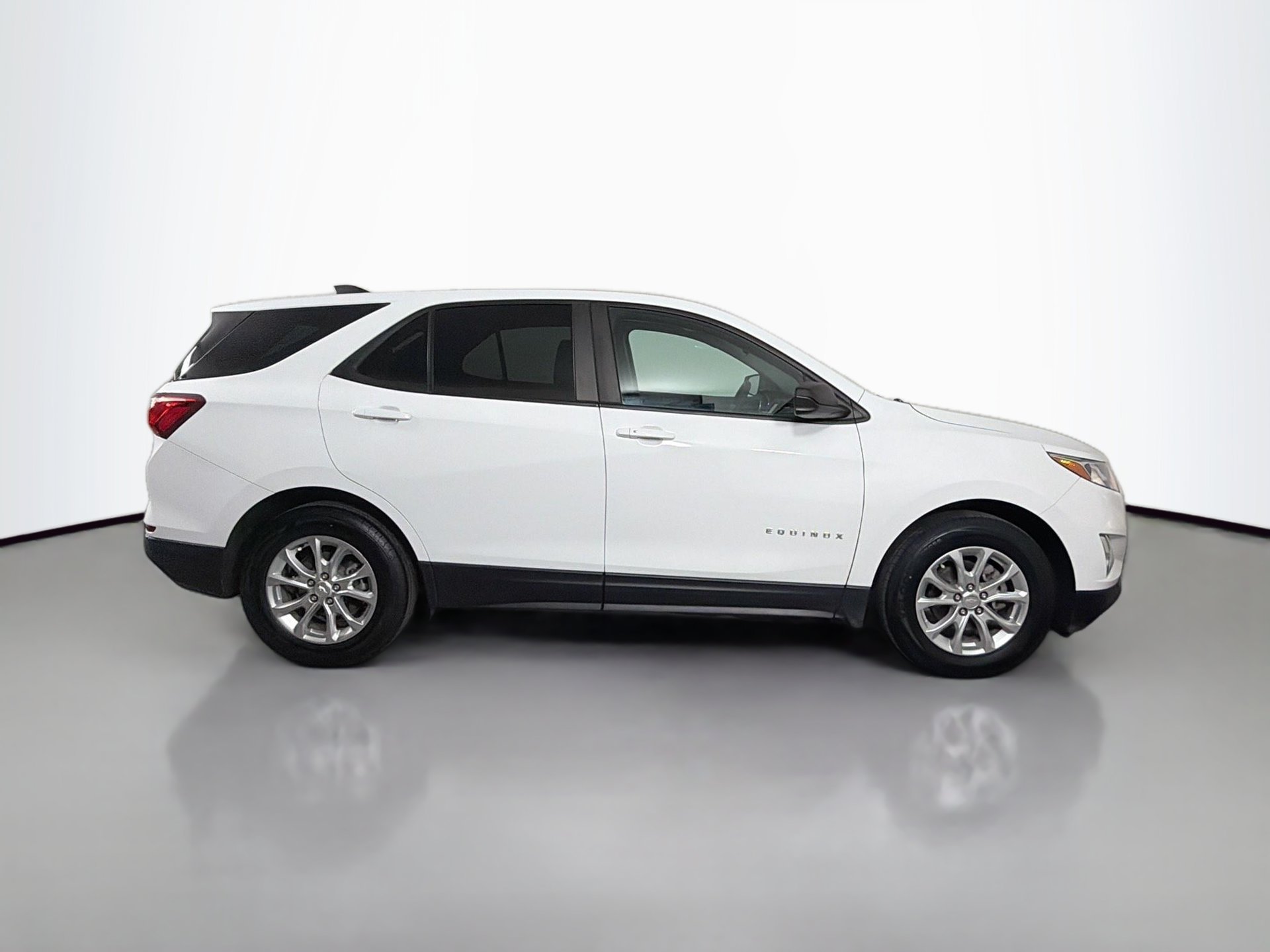 Used 2021 Chevrolet Equinox LS w/ LS Convenience Package FWD image 4