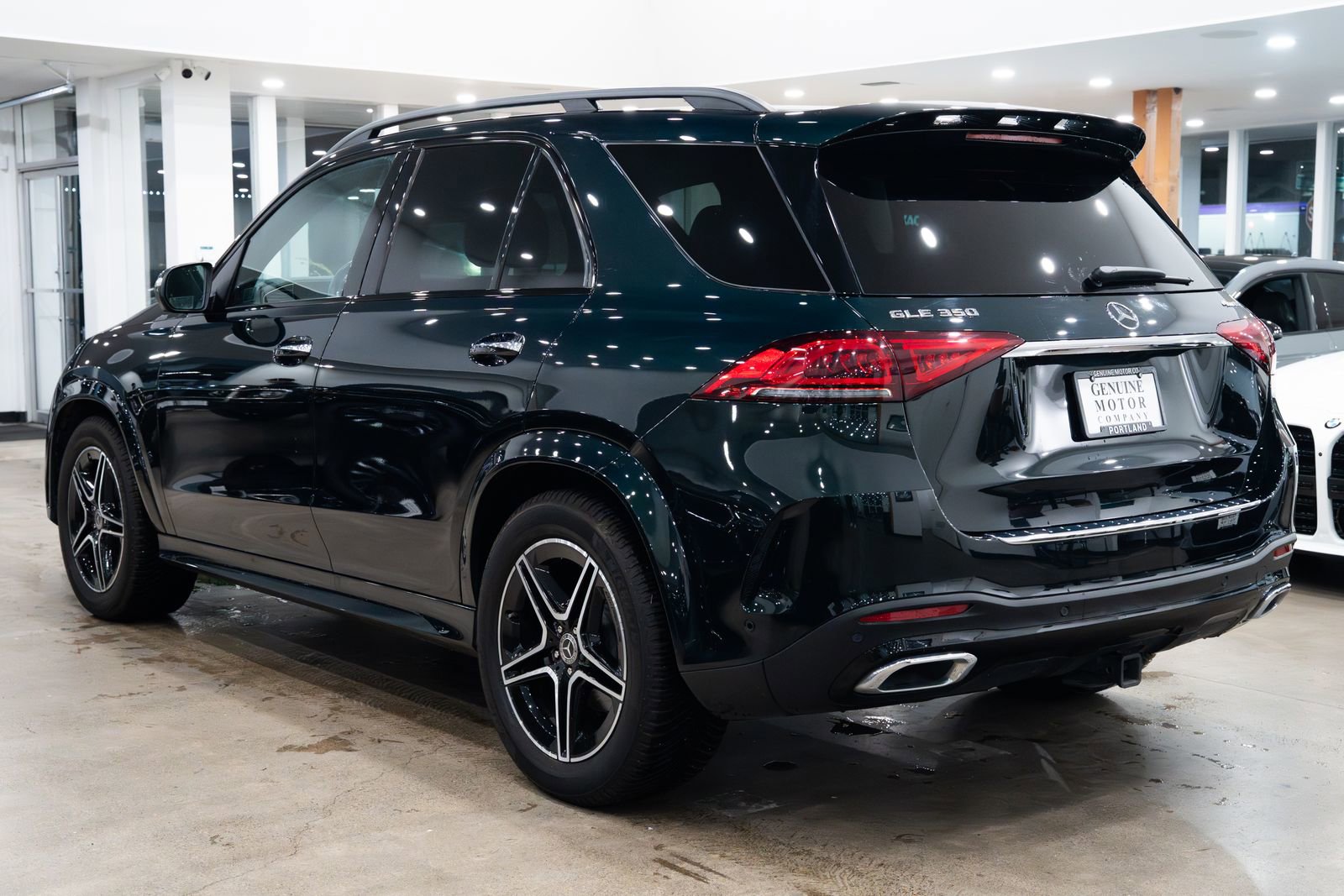 Used 2021 Mercedes-Benz GLE 350 4MATIC w/ AMG Line Exterior image 4