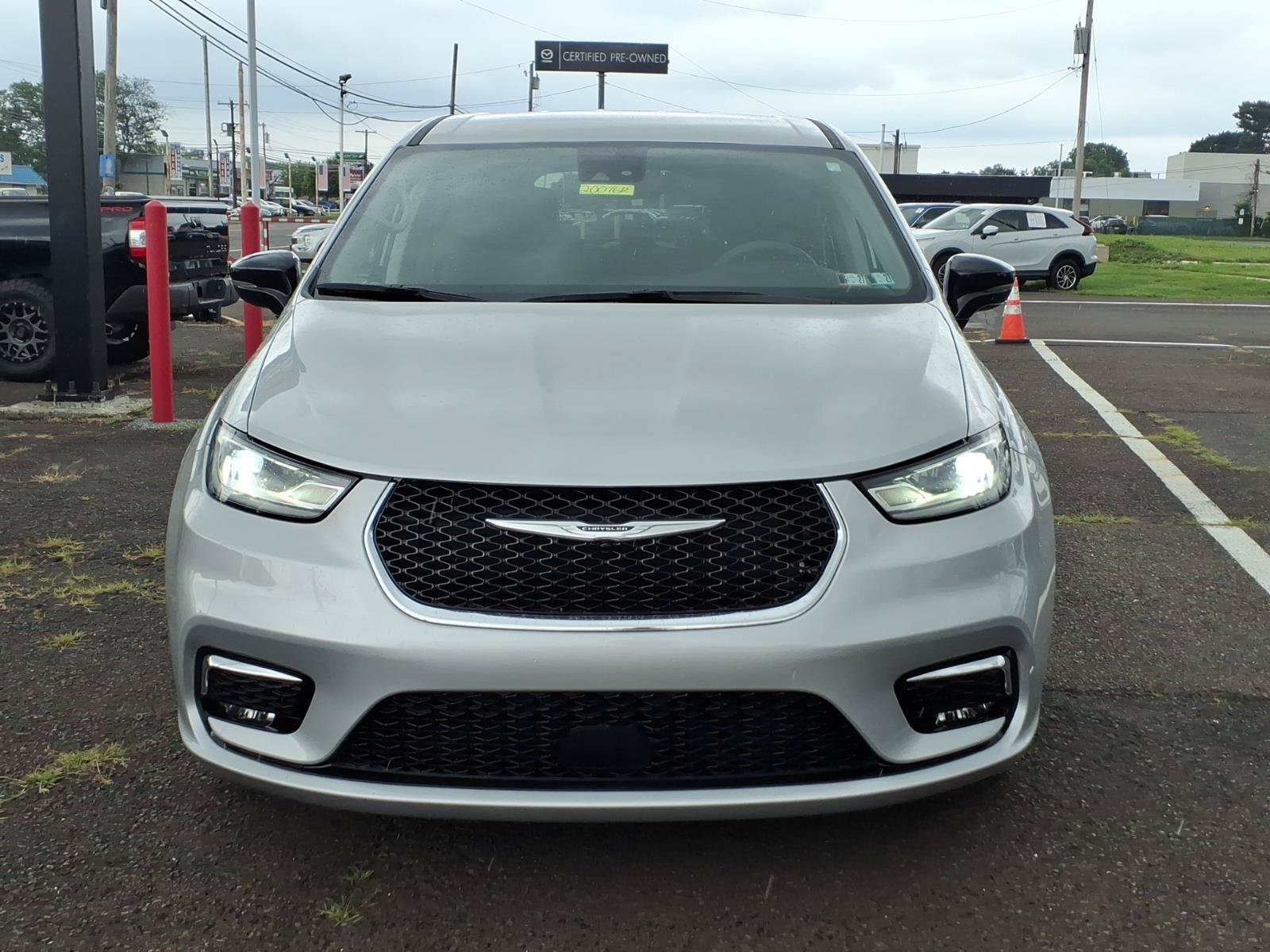 Used 2024 Chrysler Pacifica Touring-L FWD image 9