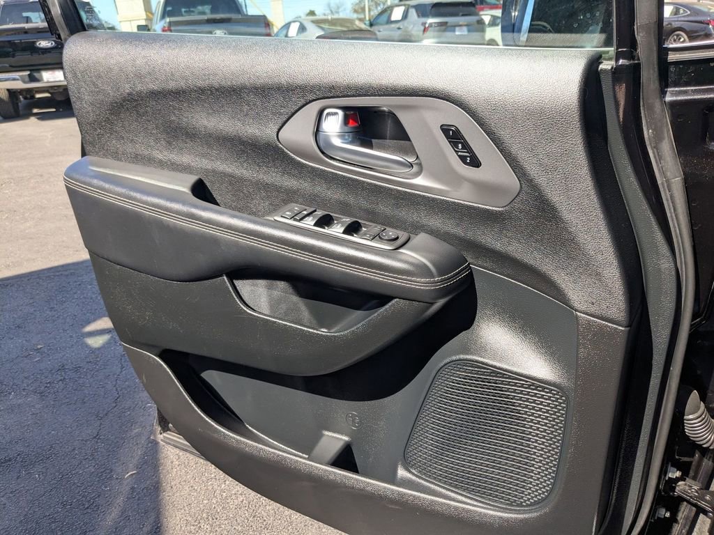 Used 2025 Chrysler Pacifica Select image 14