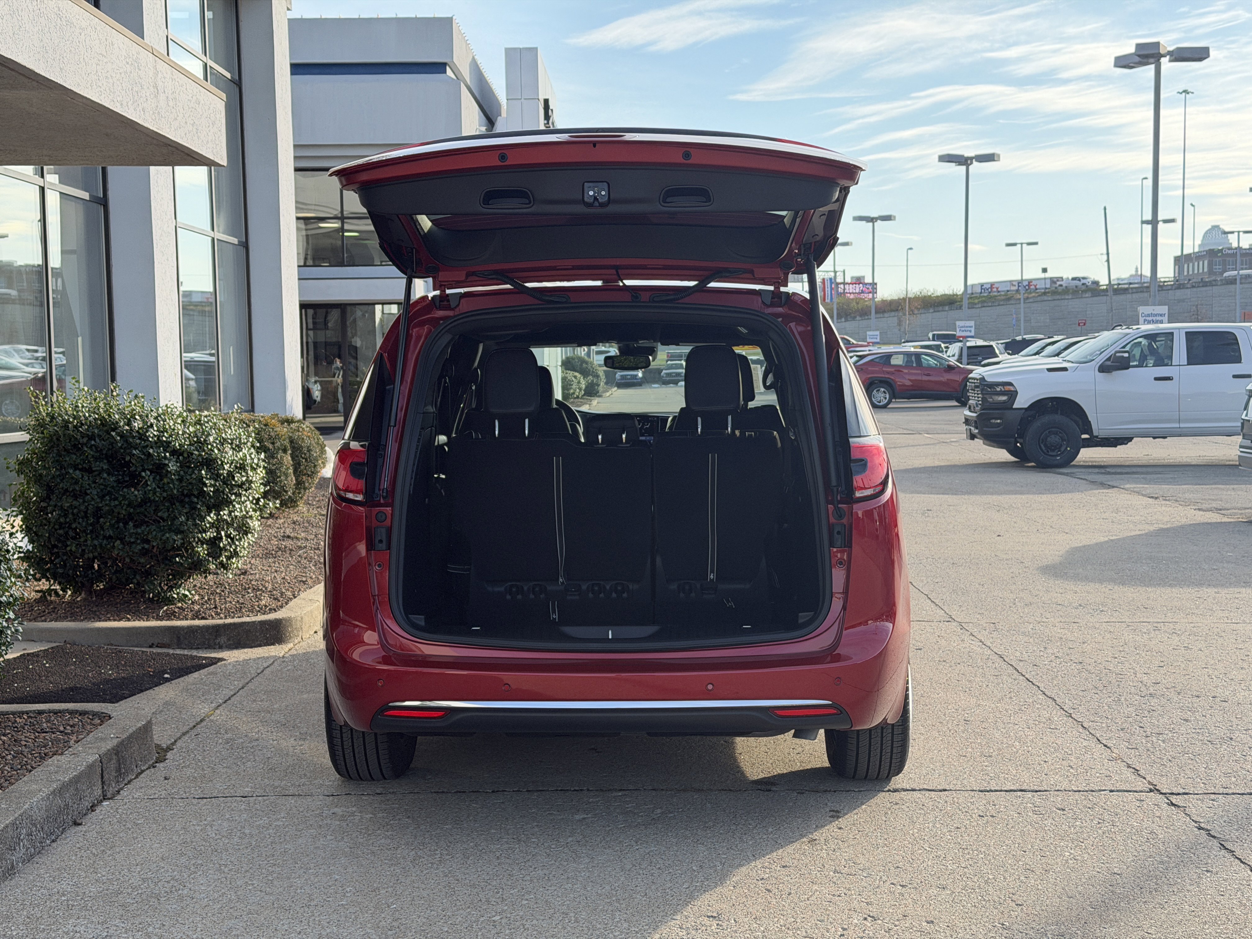 Used 2026 Chrysler Pacifica Select image 9