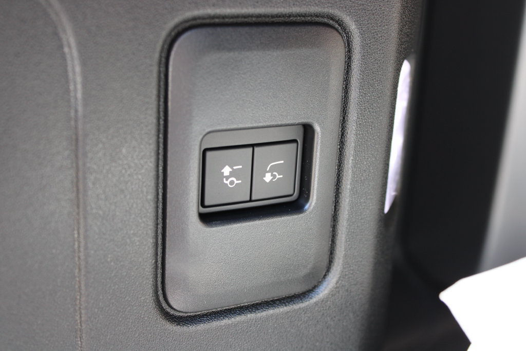 New 2026 Land Rover Defender 110 X-Dynamic SE AWD/4WD image 31