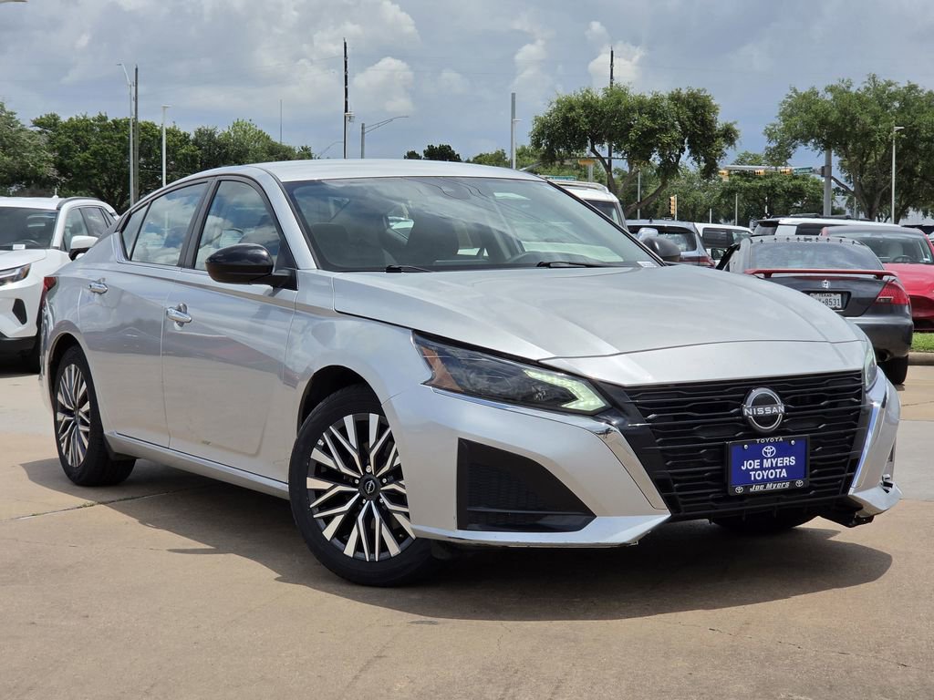 Used 2024 Nissan Altima 2.5 SV FWD image 2
