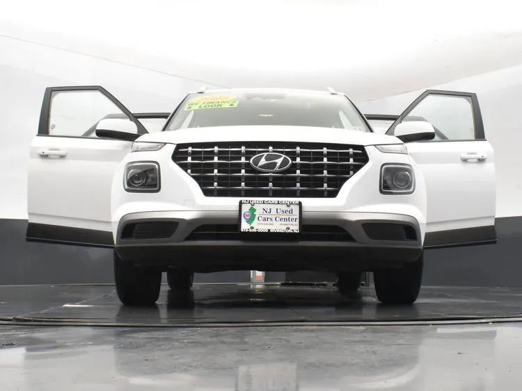 Used 2025 Hyundai Venue SEL image 11
