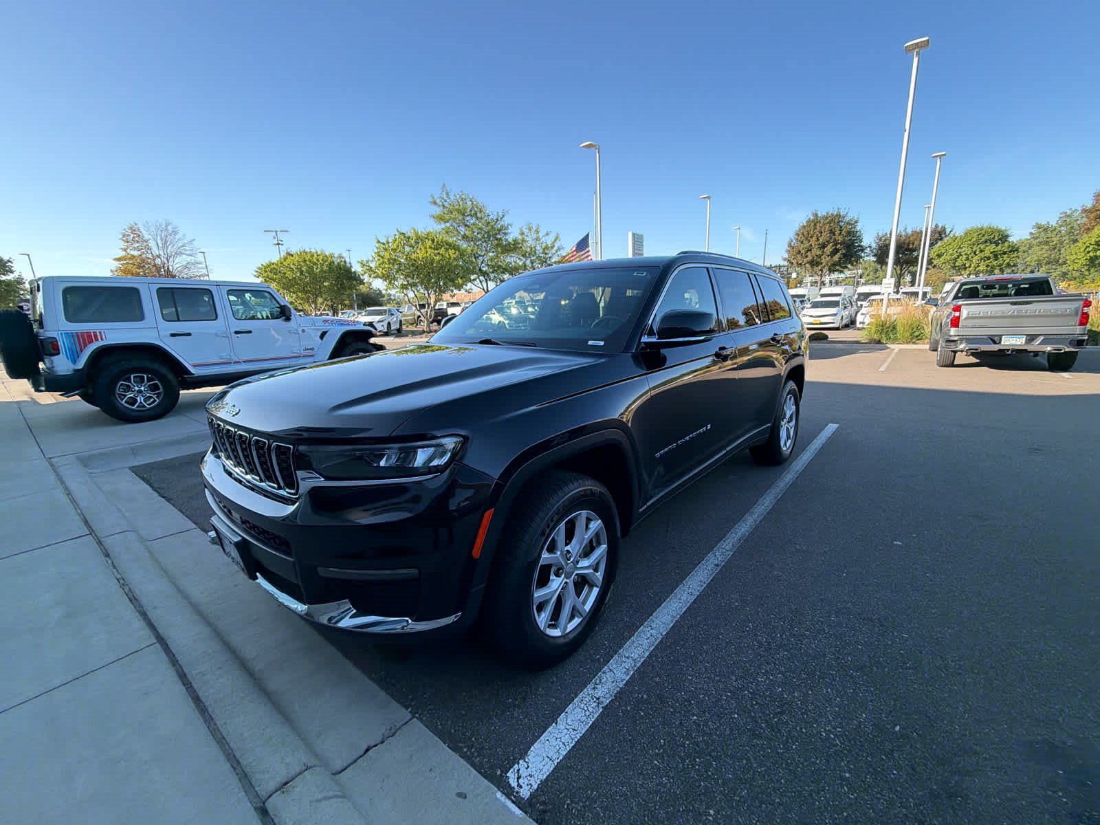 Used 2022 Jeep Grand Cherokee L Limited AWD/4WD image 2