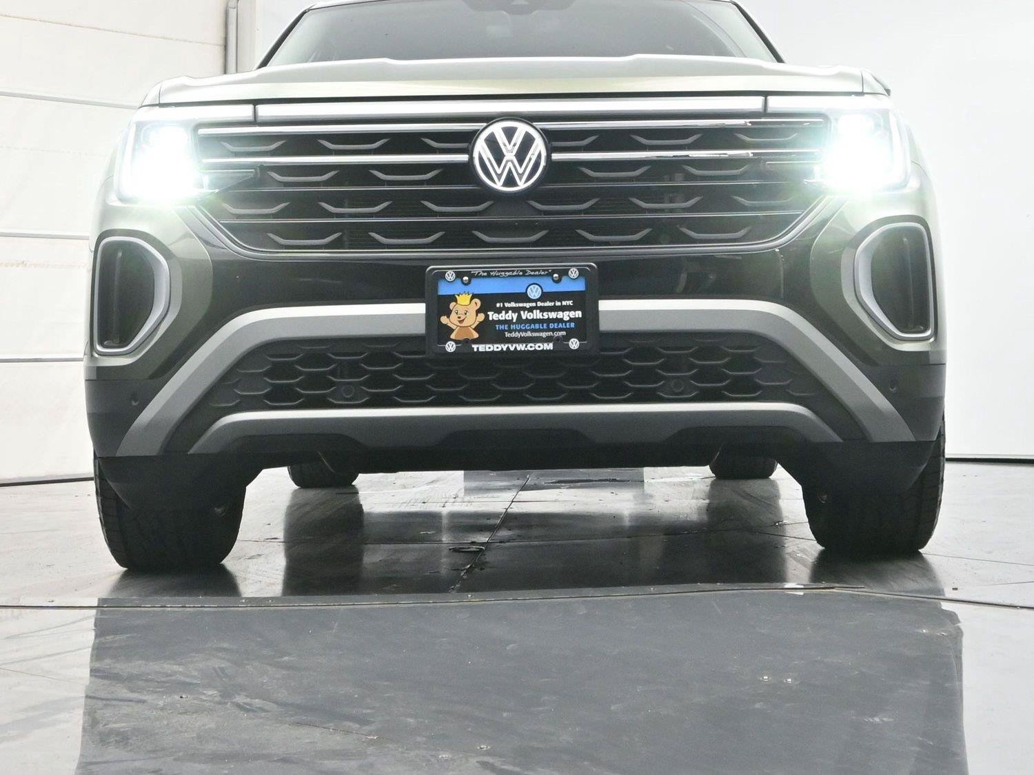 Used 2025 Volkswagen Atlas Peak Edition SE AWD/4WD image 34