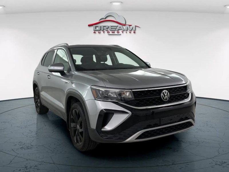 Used 2023 Volkswagen Taos SE w/ Panoramic Sunroof Package