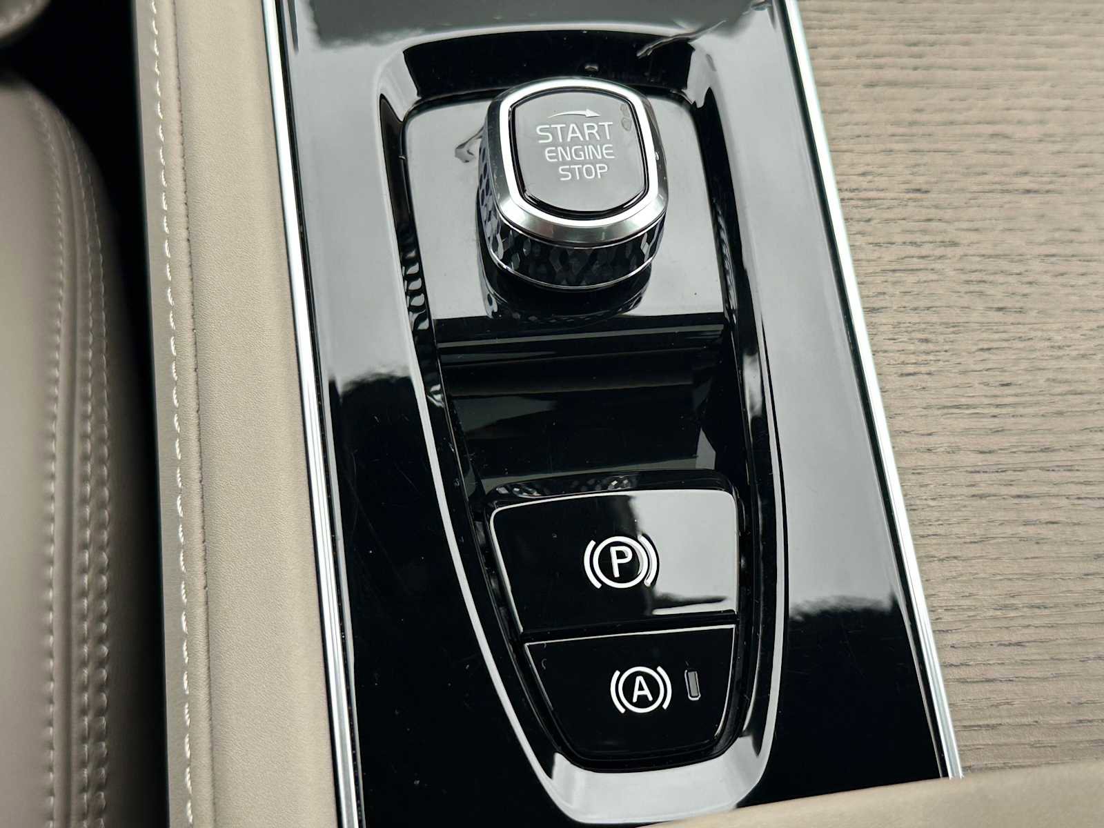 Certified 2025 Volvo XC90 T8 Ultra image 35