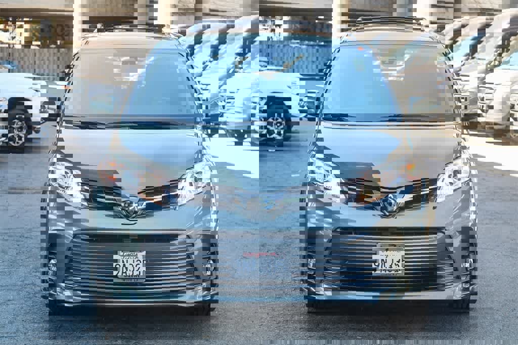 Used 2020 Toyota Sienna XLE Premium image 2