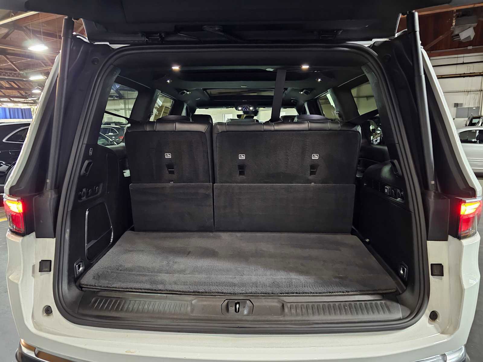 Used 2022 Jeep Wagoneer Series II w/ Premium Group I AWD/4WD image 17