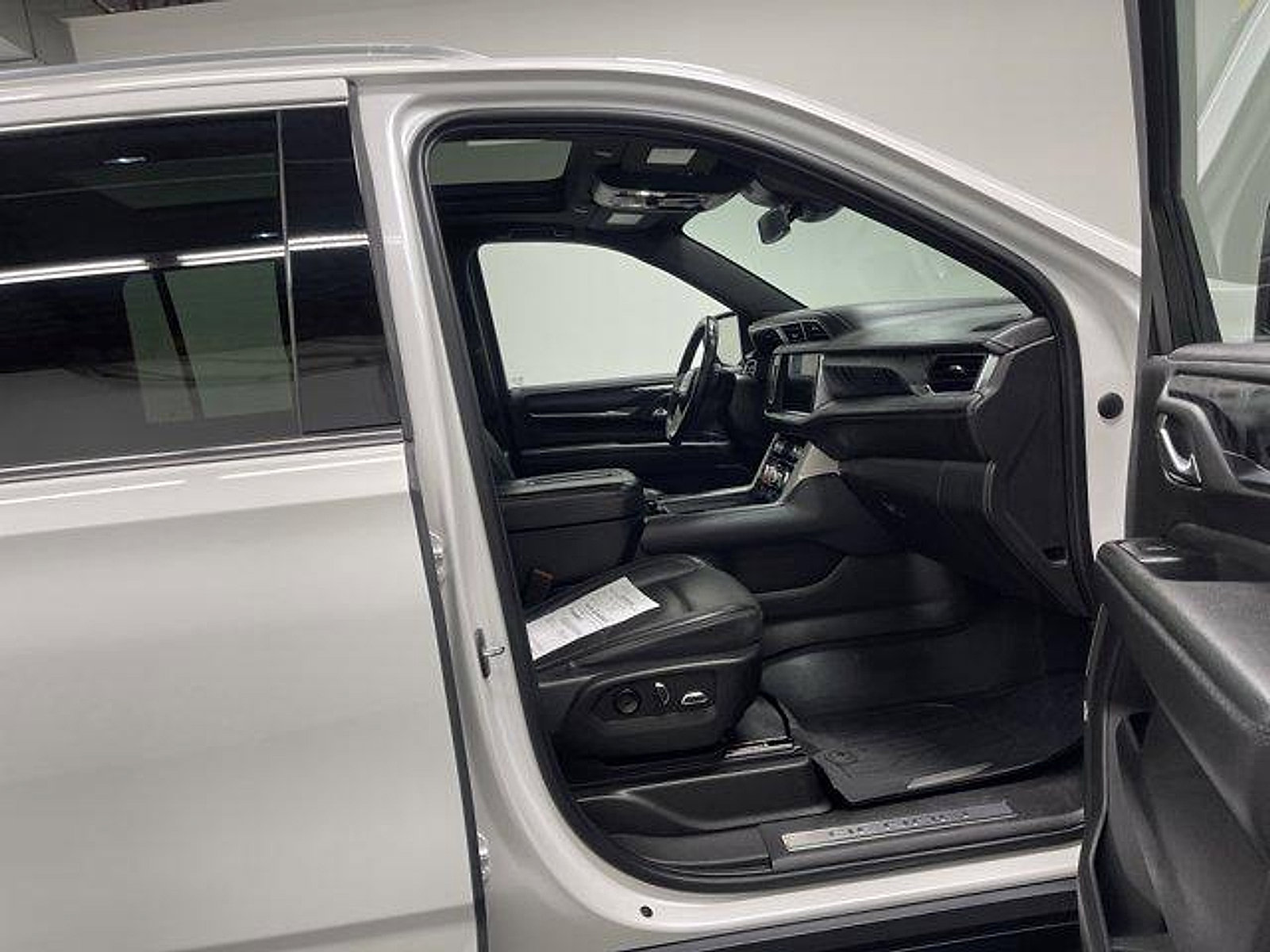 Used 2023 GMC Yukon XL Denali AWD/4WD image 19