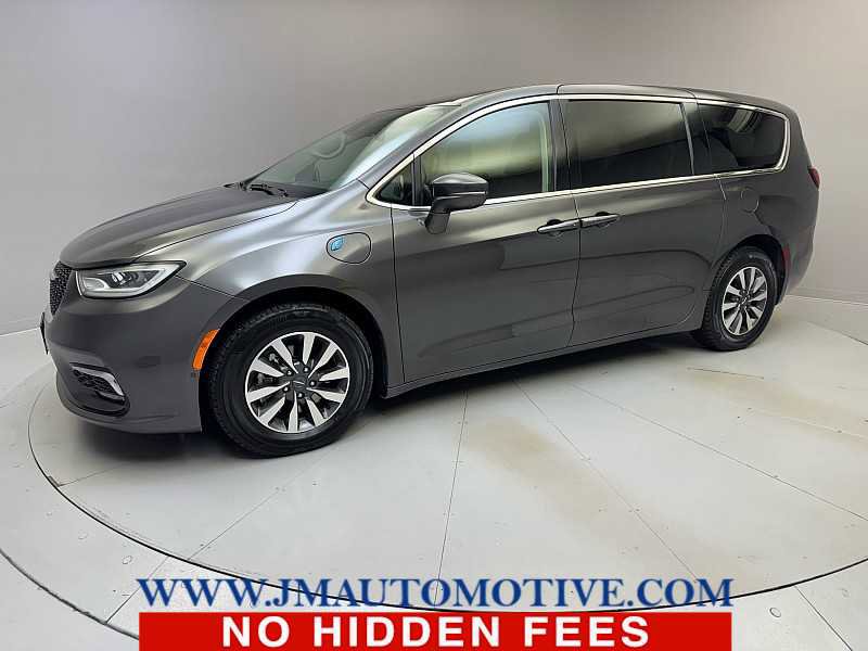 Used 2022 Chrysler Pacifica Touring-L w/ Uconnect Theater Family Group