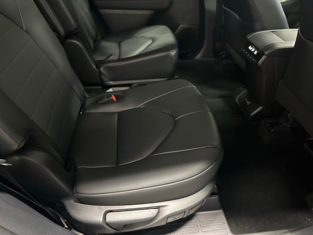 Used 2025 Toyota Highlander XLE image 59