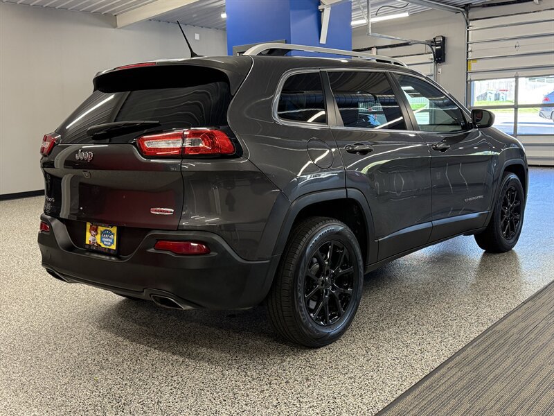 Used 2015 Jeep Cherokee Latitude w/ Cold Weather Group AWD/4WD image 6