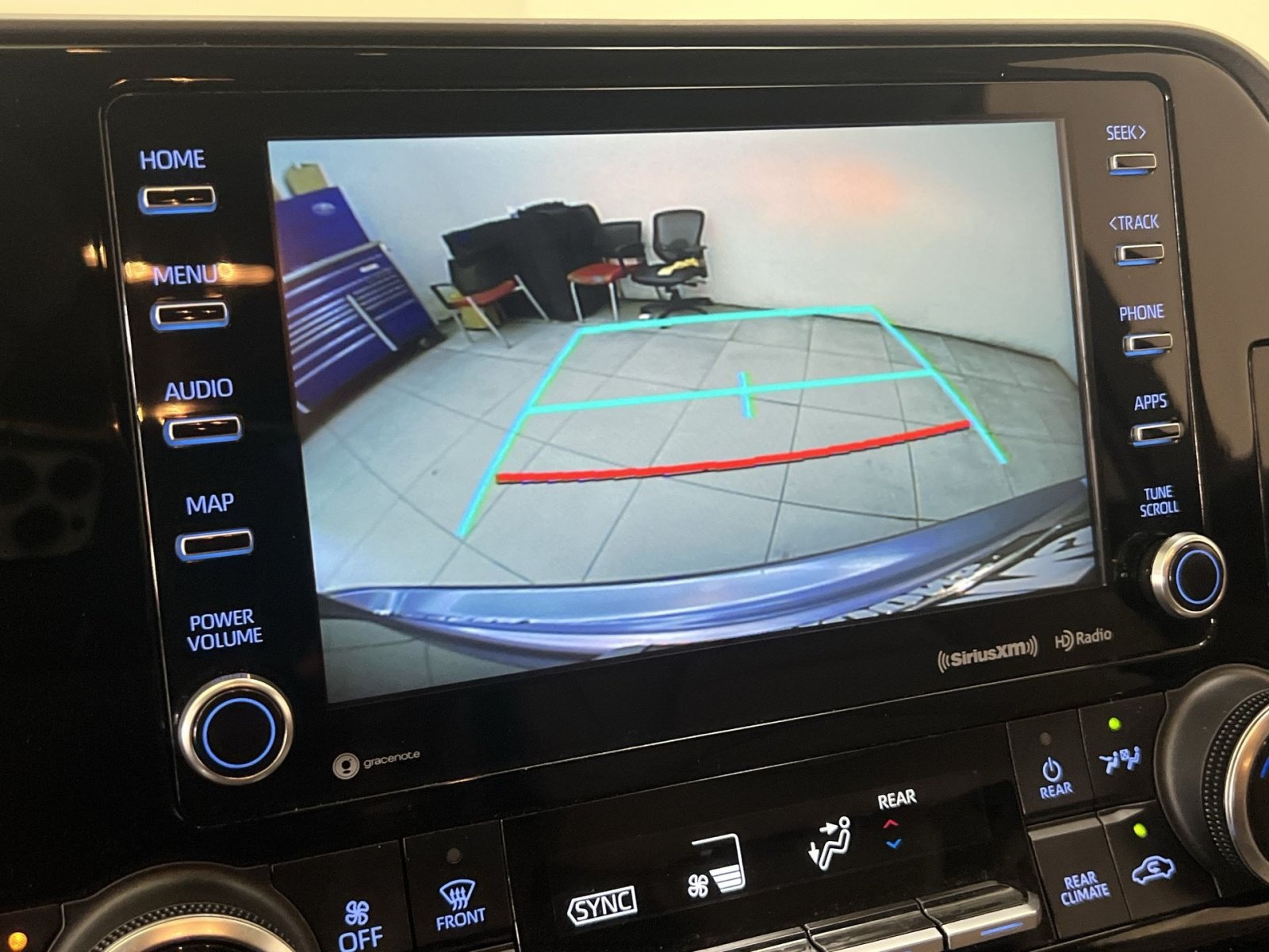 Used 2022 Toyota Highlander XLE FWD image 18