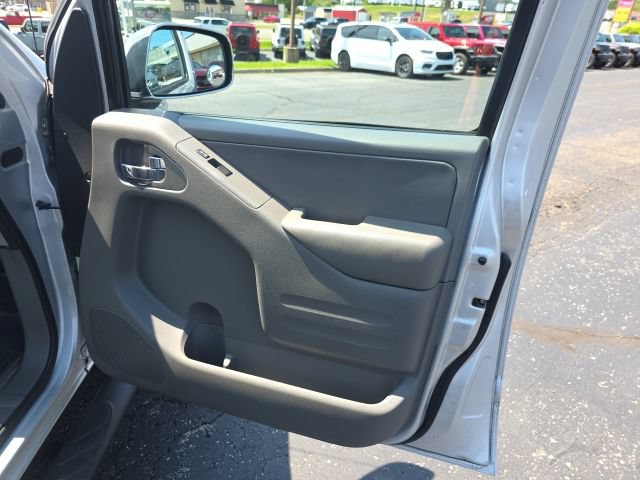 Used 2015 Nissan Frontier SL w/ Moonroof Package AWD/4WD image 36
