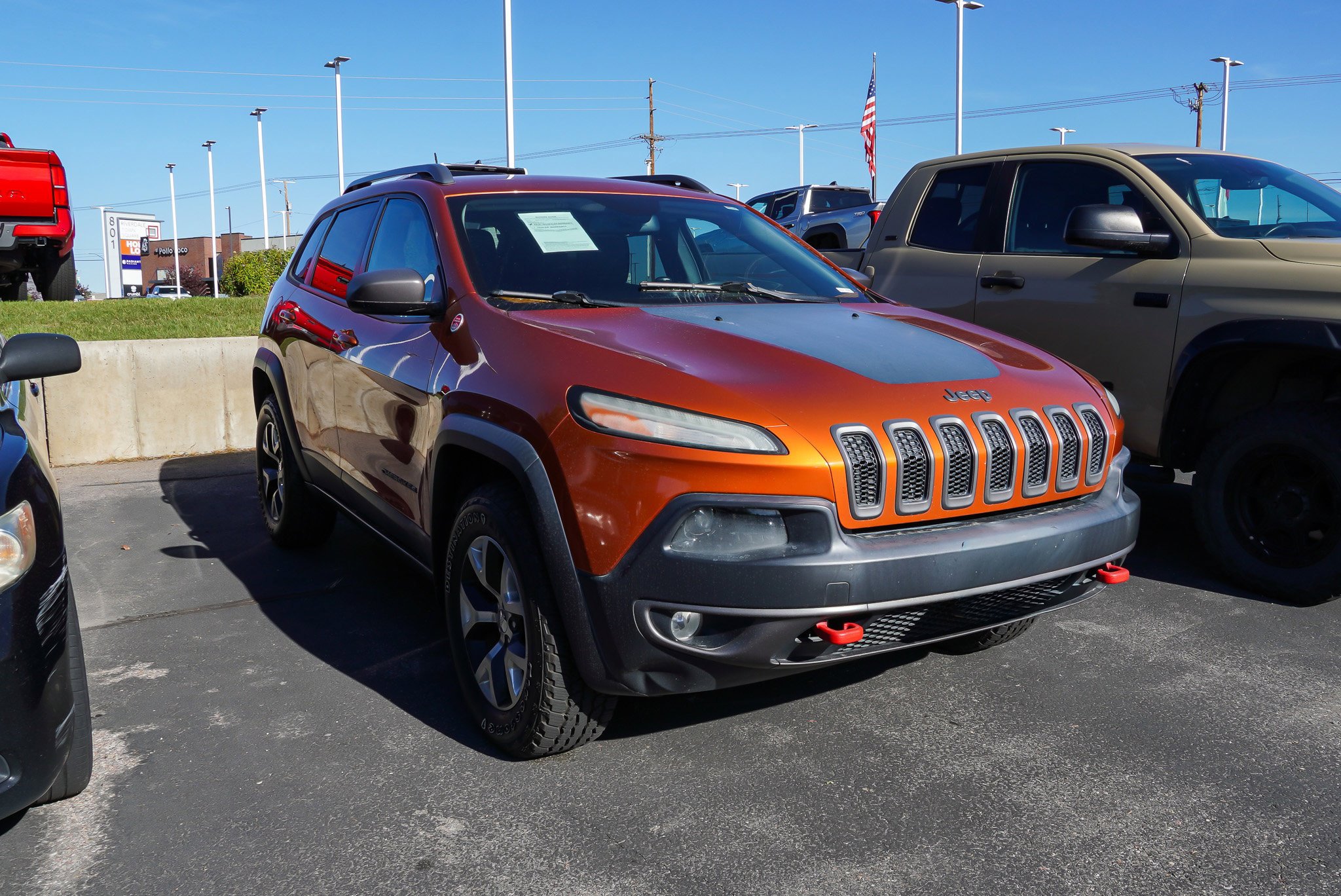 Used 2016 Jeep Cherokee Trailhawk w/ Leather Interior Group AWD/4WD image 2