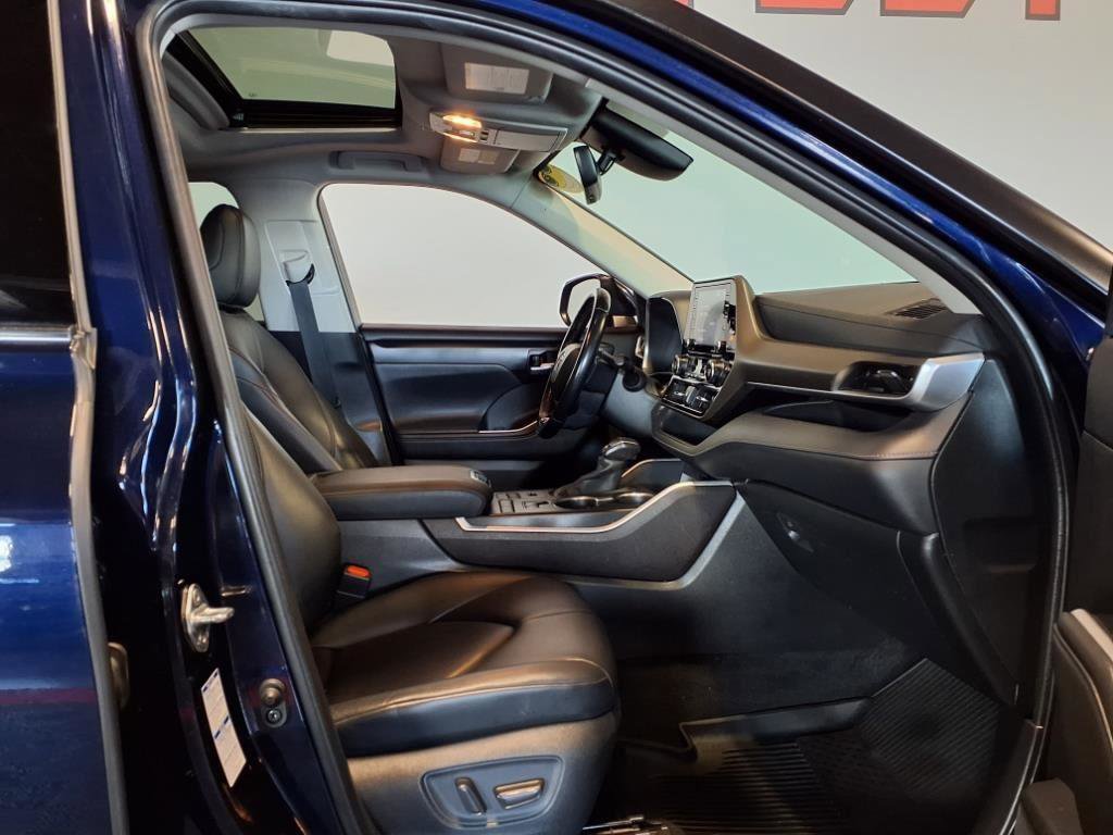 Used 2020 Toyota Highlander XLE image 12