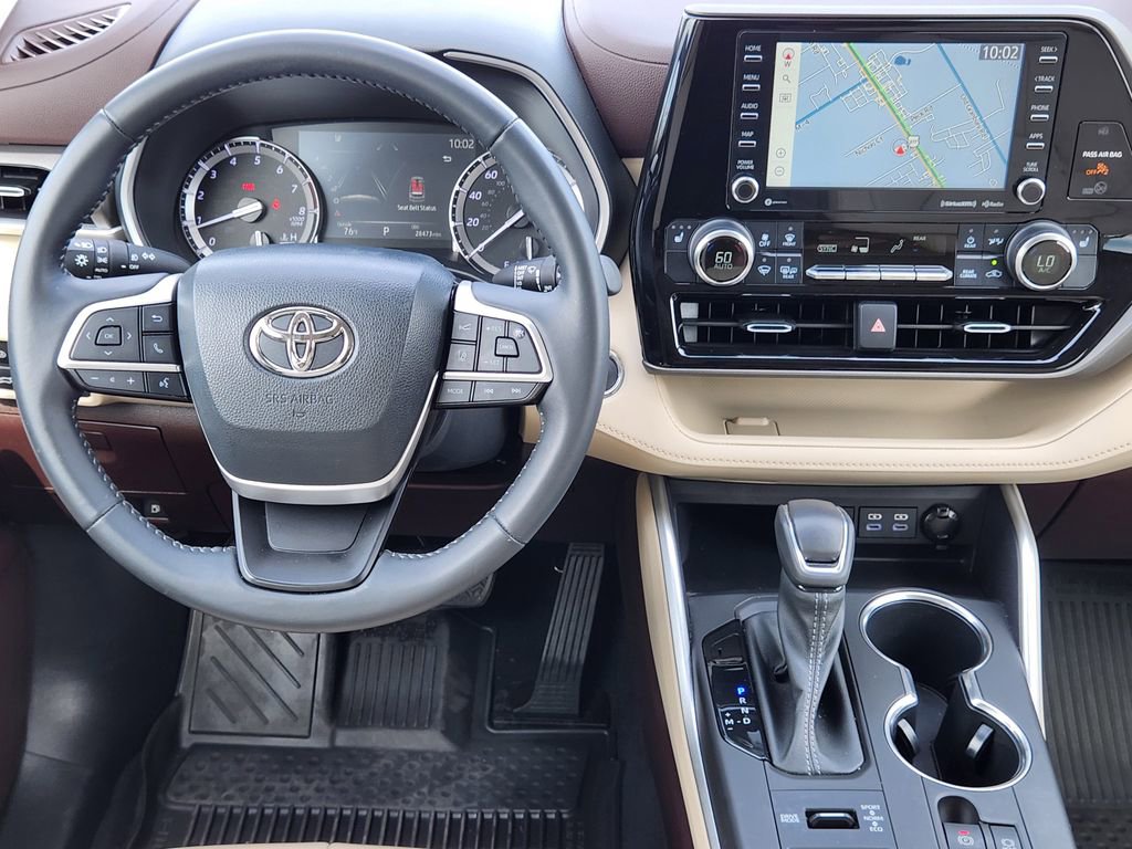 Used 2022 Toyota Highlander XLE AWD/4WD image 26