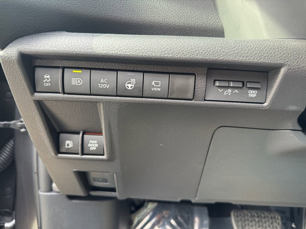 Used 2025 Toyota Sienna Platinum image 23