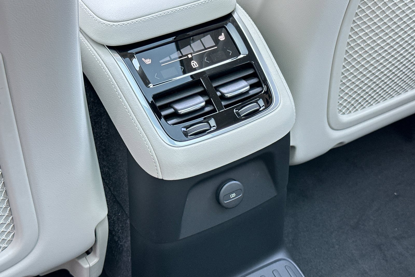New 2026 Volvo XC90 T8 Ultra w/ Lounge Package image 13