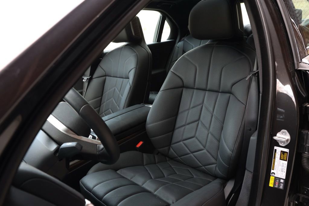 Used 2025 BMW i7 xDrive60 AWD/4WD image 9