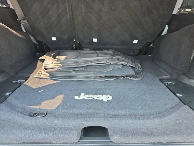 Used 2017 Jeep Wrangler Unlimited Rubicon w/ Connectivity Group AWD/4WD image 30
