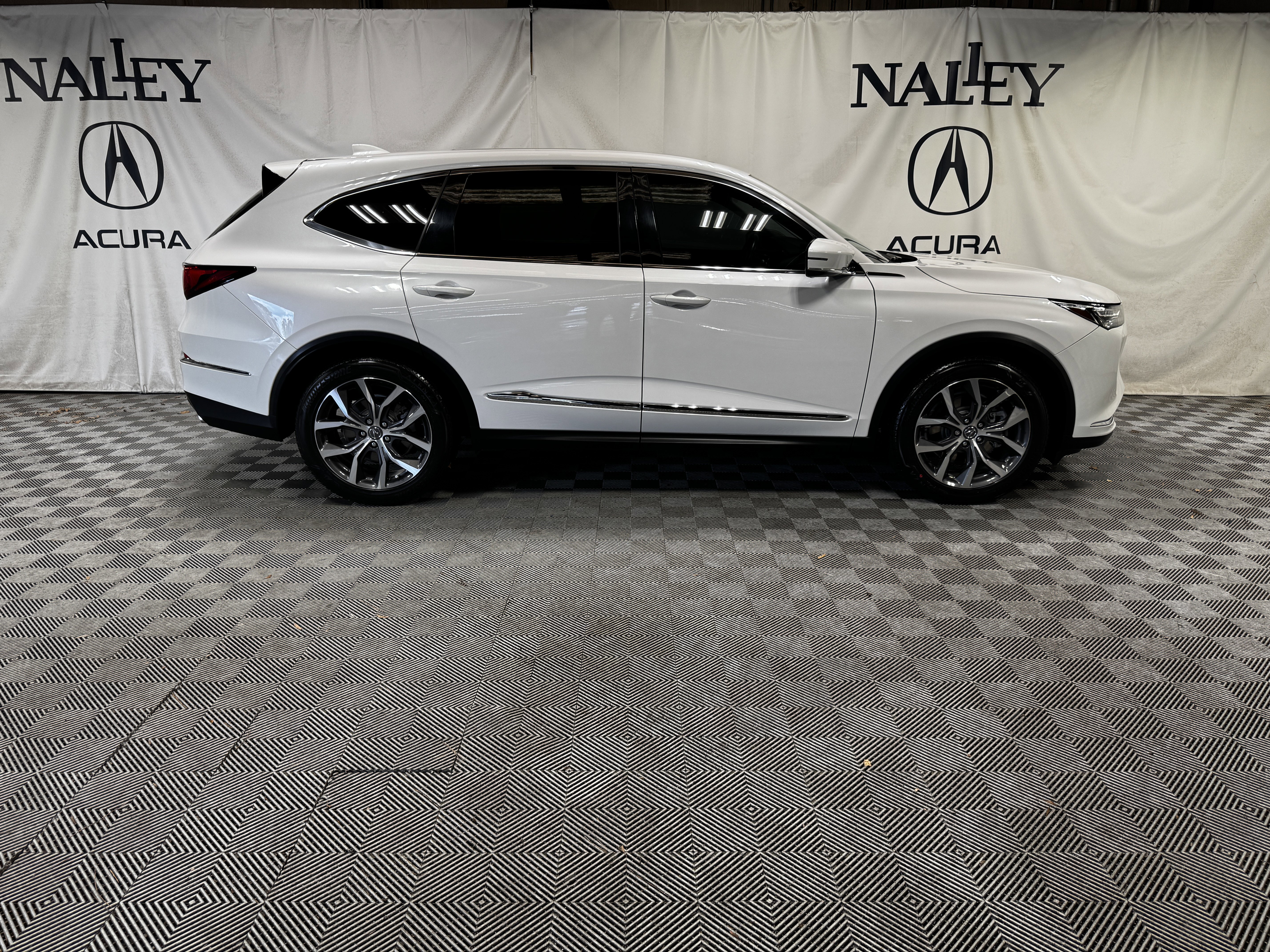 Certified 2023 Acura MDX FWD w/ Technology Package image 2