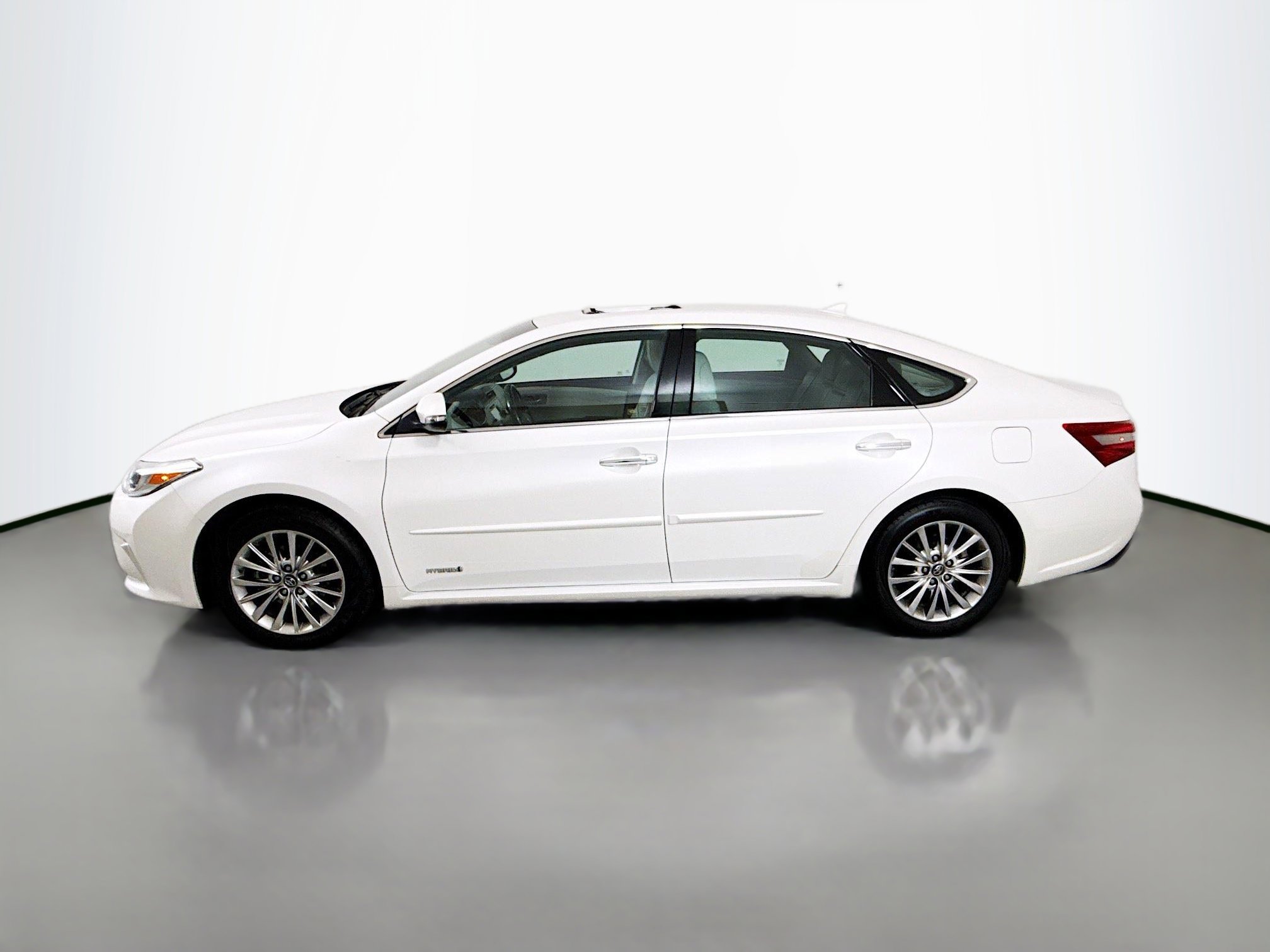 Used 2018 Toyota Avalon Limited image 4