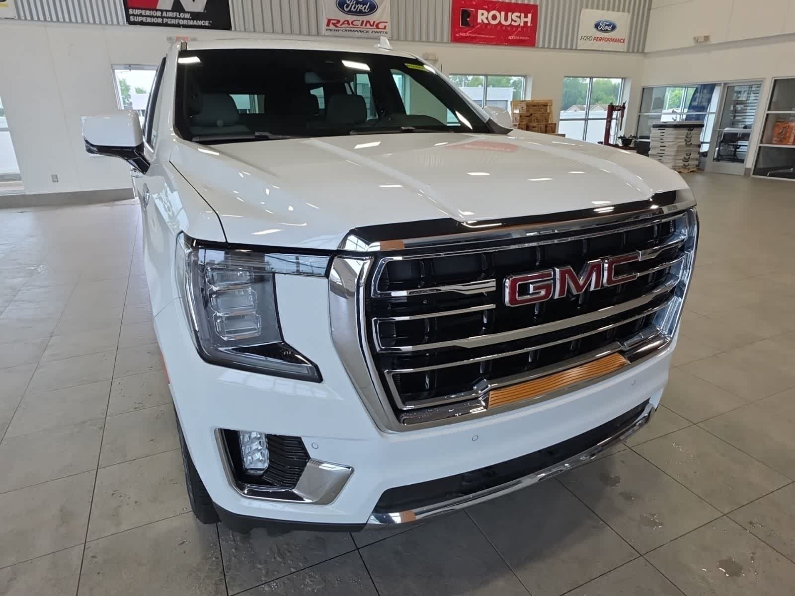 Used 2024 GMC Yukon SLT w/ SLT Premium Package AWD/4WD image 4