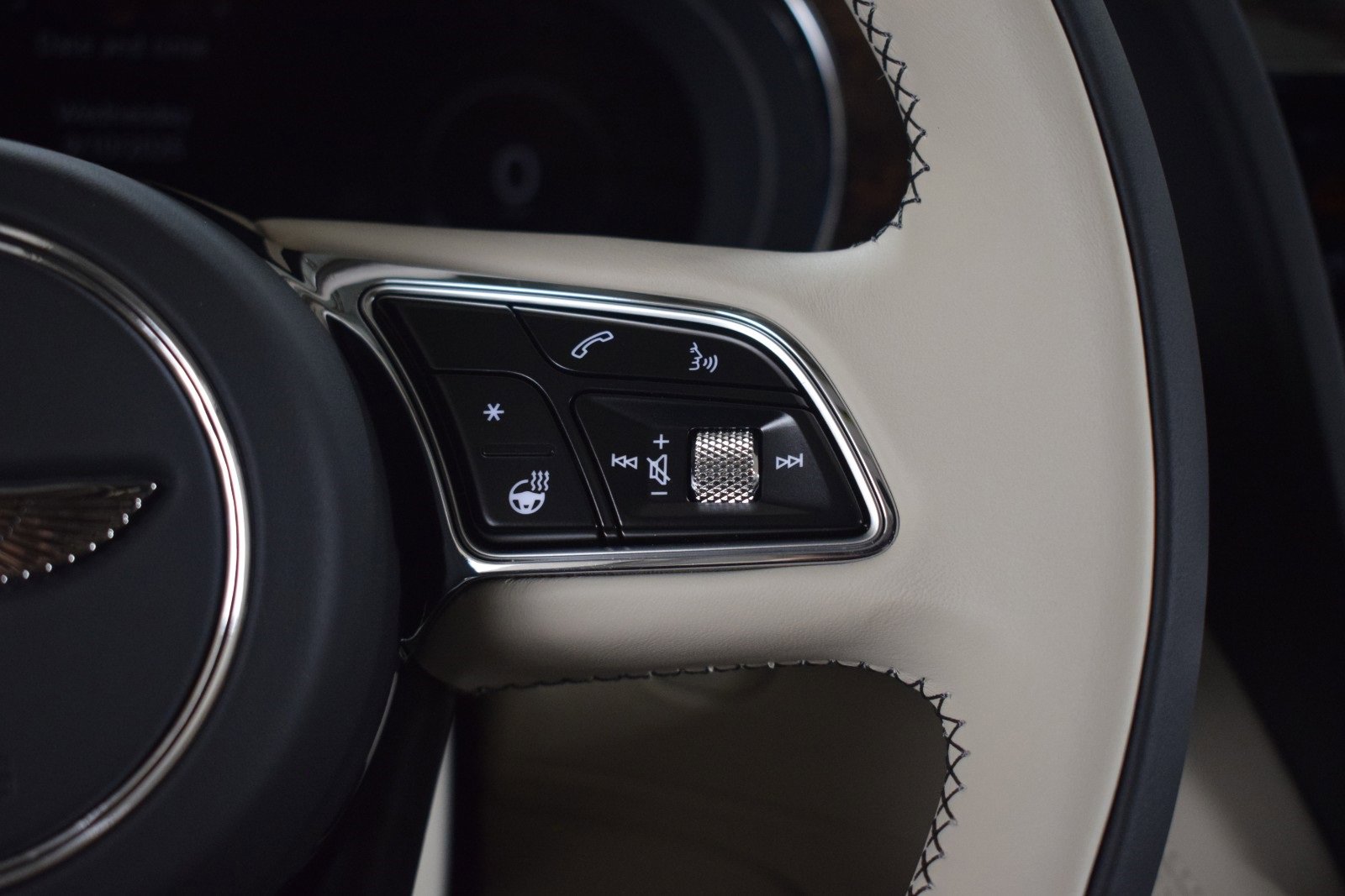 New 2025 Bentley Bentayga image 30