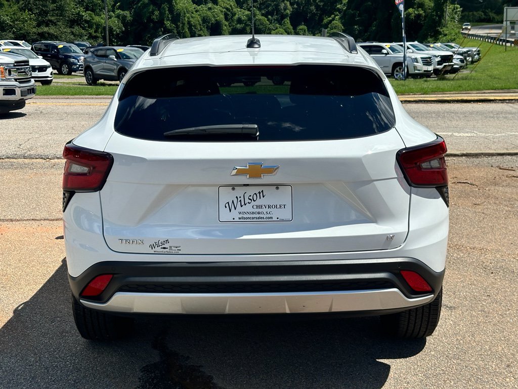 Used 2024 Chevrolet Trax LT w/ Driver Confidence Package FWD image 3